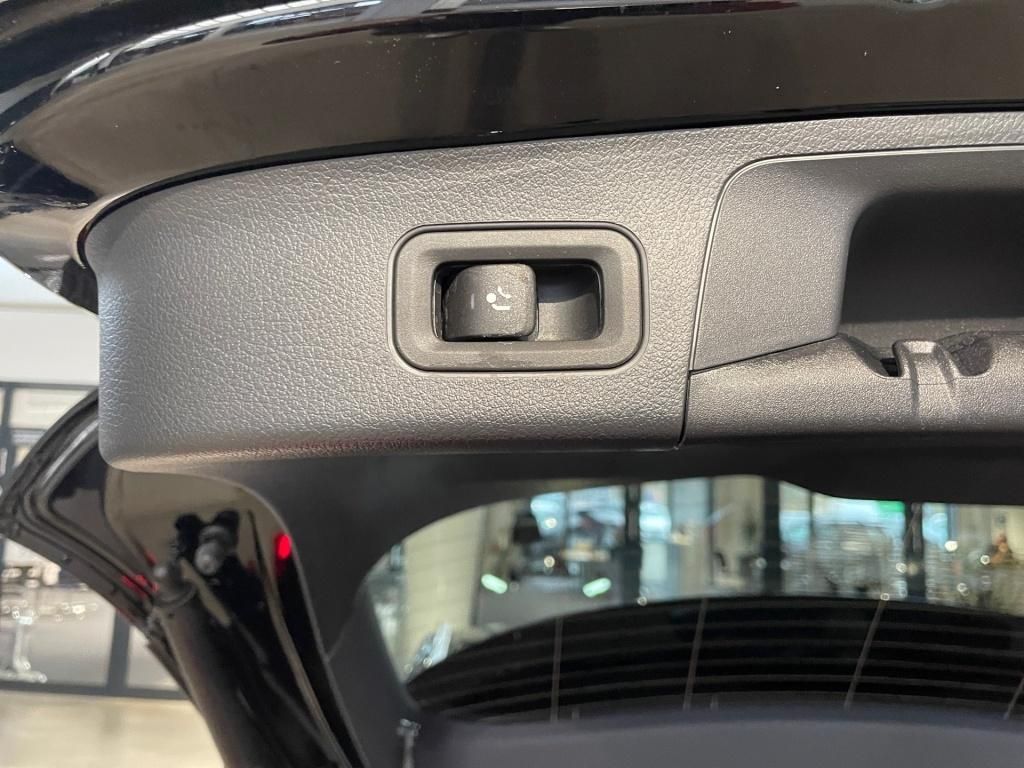 Fahrzeugabbildung Mercedes-Benz GLA 180 AMG AHK Pano LED KeyLess SHZ Sport Navi