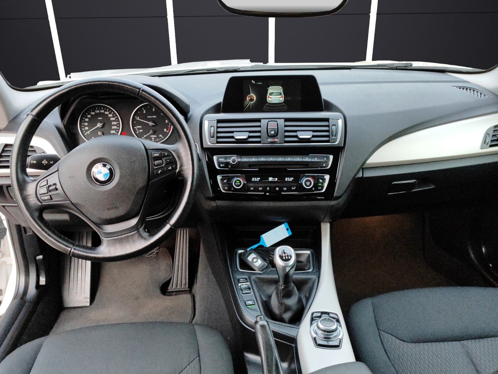 Fahrzeugabbildung BMW 118 d xDrive Advantage*Navi*SitzHZ*Ambiente*PDC*