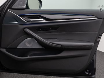 Fahrzeugabbildung BMW 540d xDr Tour HUD ACC Pano 360° Bowers & Wilkins