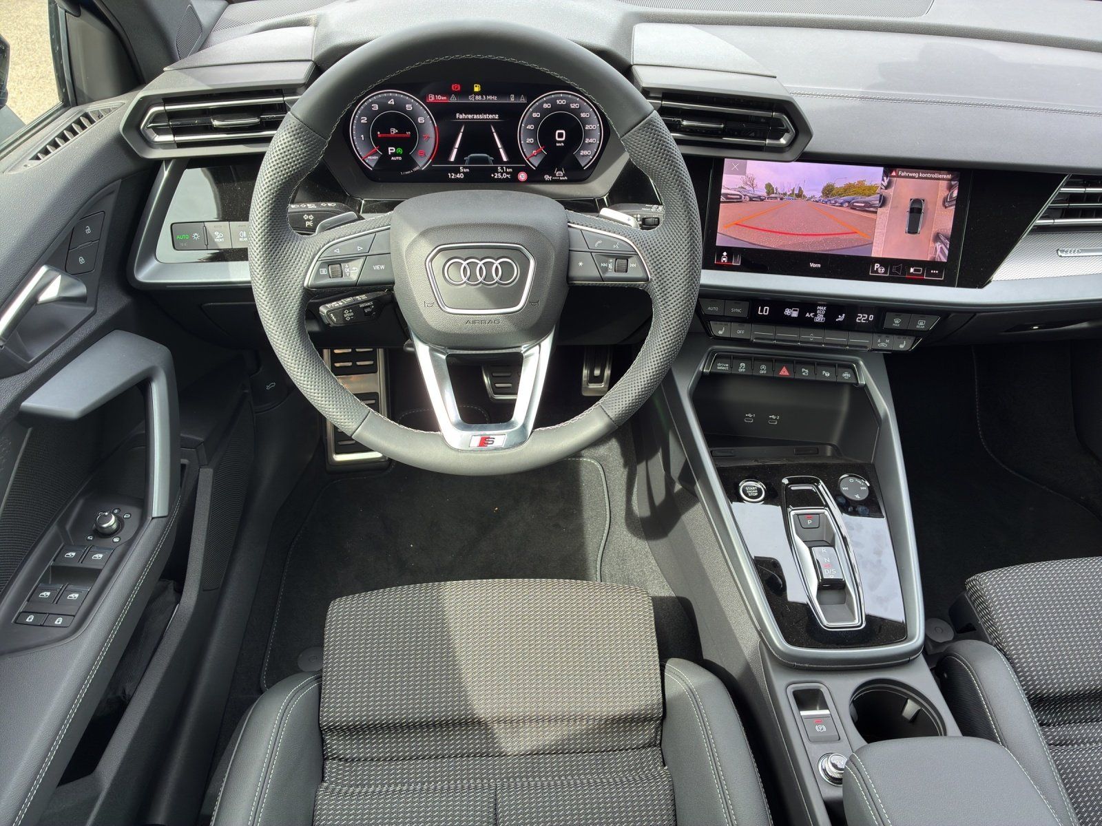 Fahrzeugabbildung Audi A3 Sportback 1.5 TFSI S-Line 360,Kamera,LED,SHZ