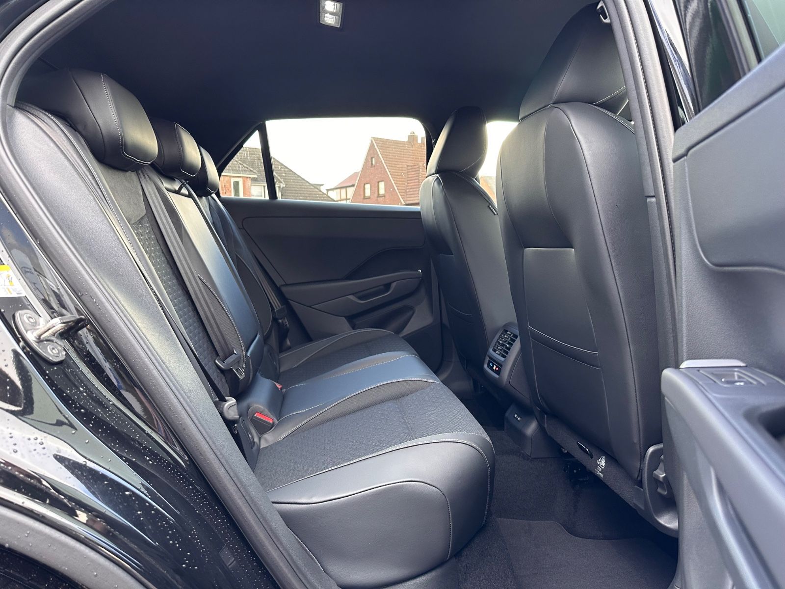 Fahrzeugabbildung Volkswagen T-Roc R Line 1.5 eTSI DSG APP/ACC/AHK/LED/eHeck
