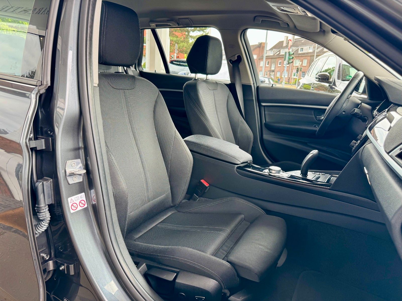 Fahrzeugabbildung BMW 320 i Touring Sport Line Autom. Navi/LED/53 Tkm