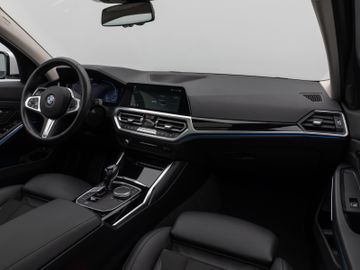 Fahrzeugabbildung BMW 330e xDr Tour Sport Line ACC HUD Pano HiFi Laser