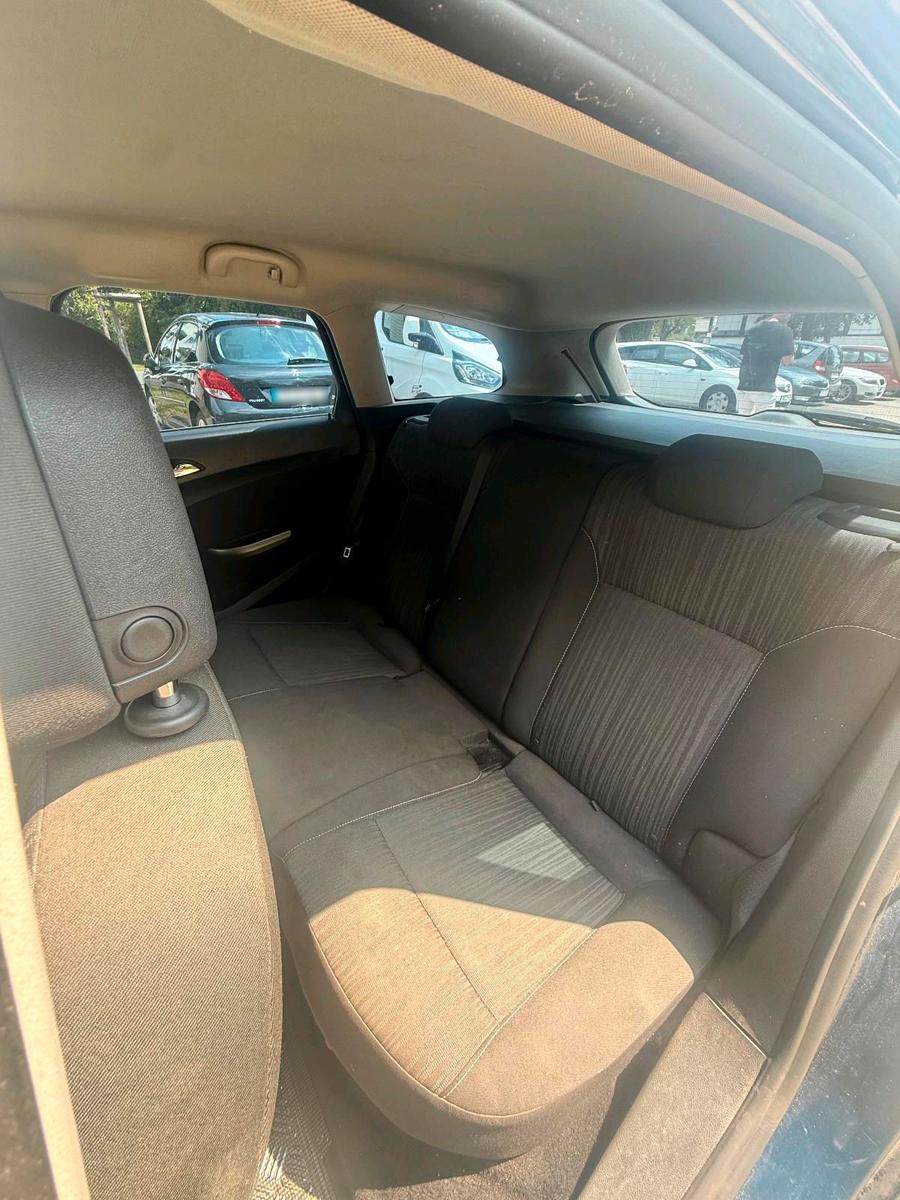Opel Astra 2012 — photo 13
