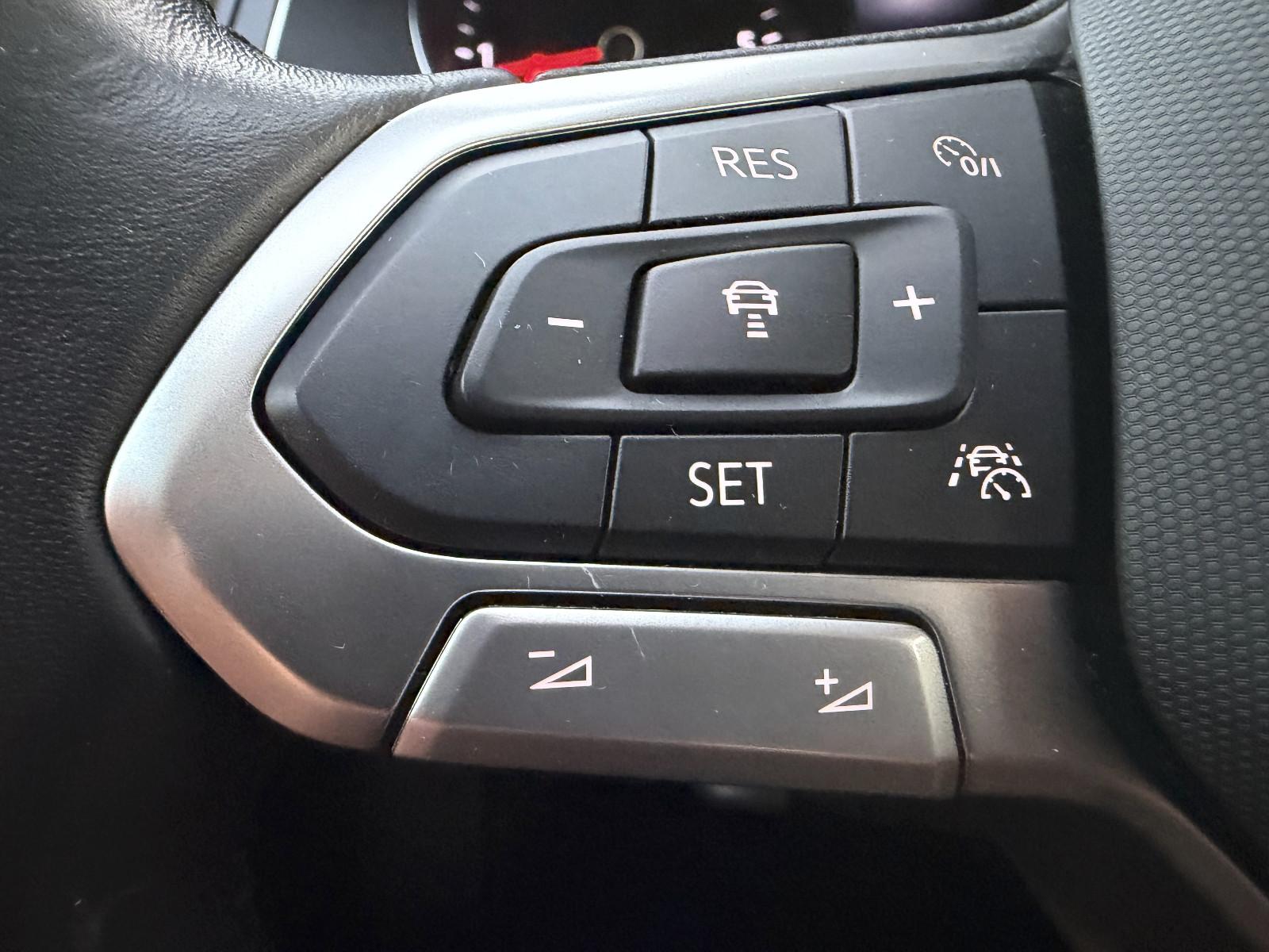 Volkswagen Passat LED Navi Massage AHK Kamera Alu, миниатюра 27