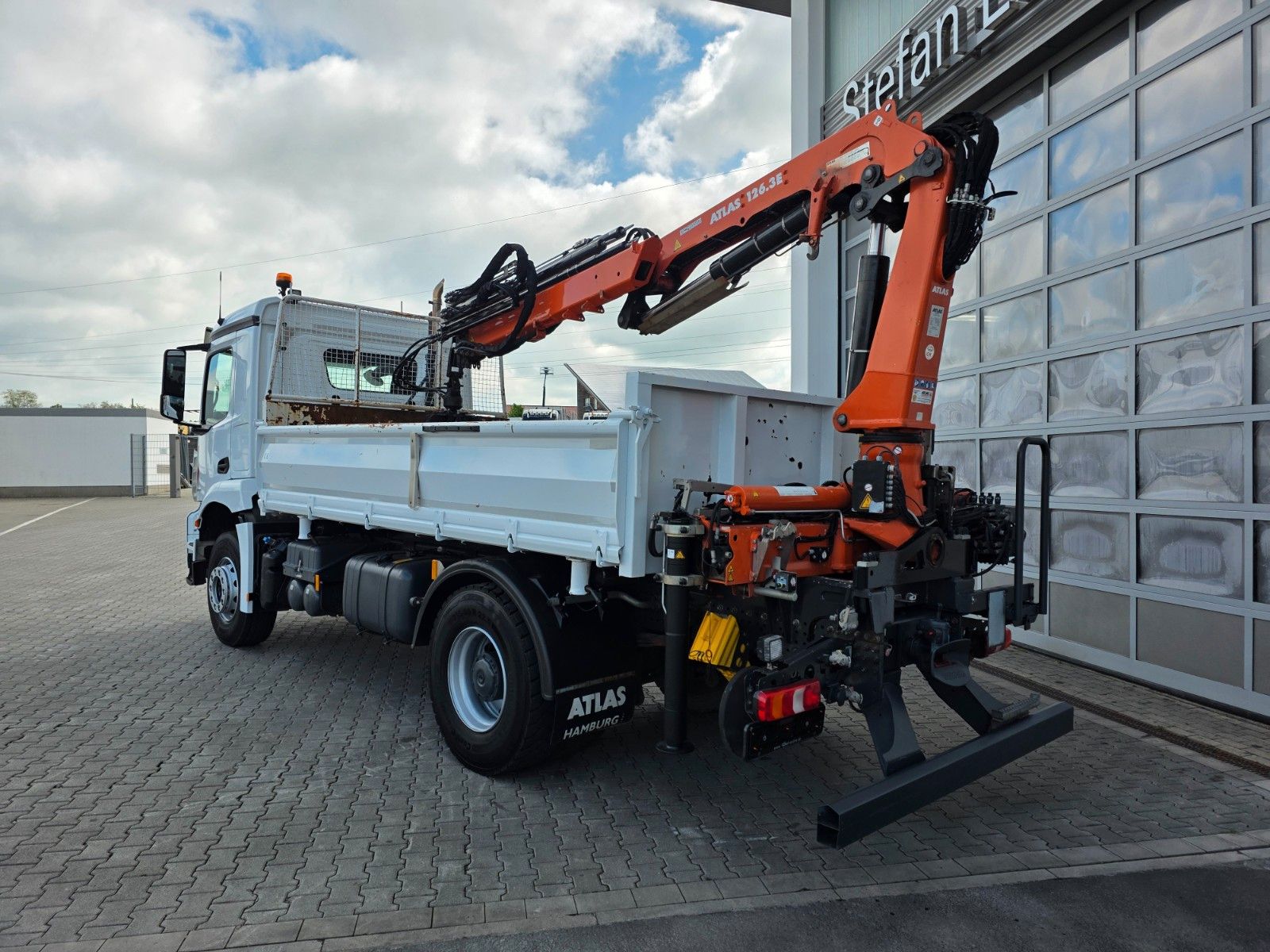 Fahrzeugabbildung Mercedes-Benz Arocs 1835 KK Heckkran Atlas 126.3E-A3L Funk