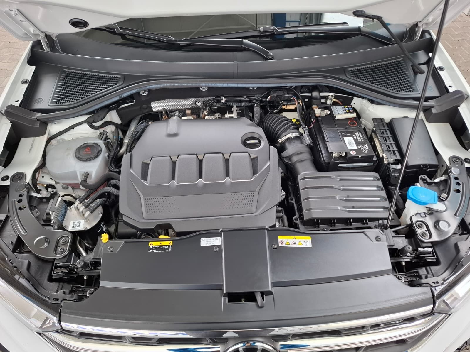 Fahrzeugabbildung Volkswagen T-Roc R-Line 2,0 TDI DSG 4Motion + IQ.Drive+Navi
