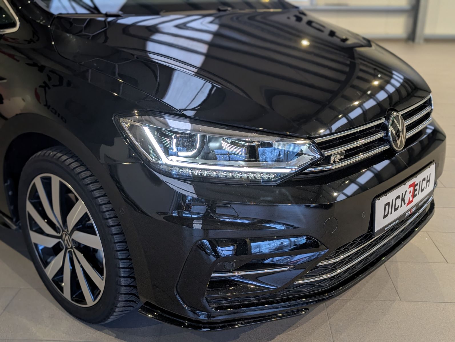 Fahrzeugabbildung Volkswagen Touran 2.0 DSG R-Line High. Pano 7-Si IQ.Dri AHK