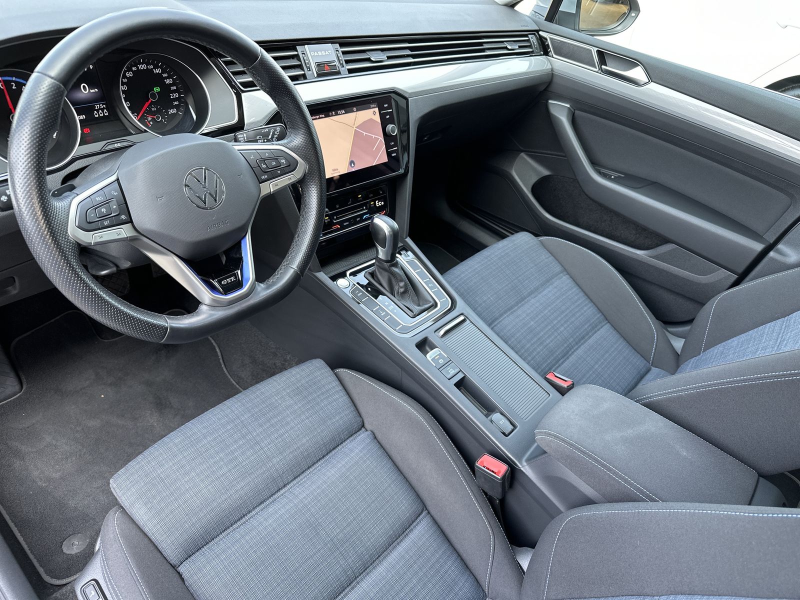 Fahrzeugabbildung Volkswagen Passat Variant 1.4 TSI DSG GTE NAV+LED+ACC+PANO