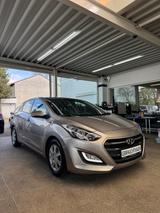 Hyundai i30 blue Trend 1.4 *Navi*Klima*Kamera - Hyundai i30 mit Benzin-Antrieb: Weiß, Limousine, 1.4