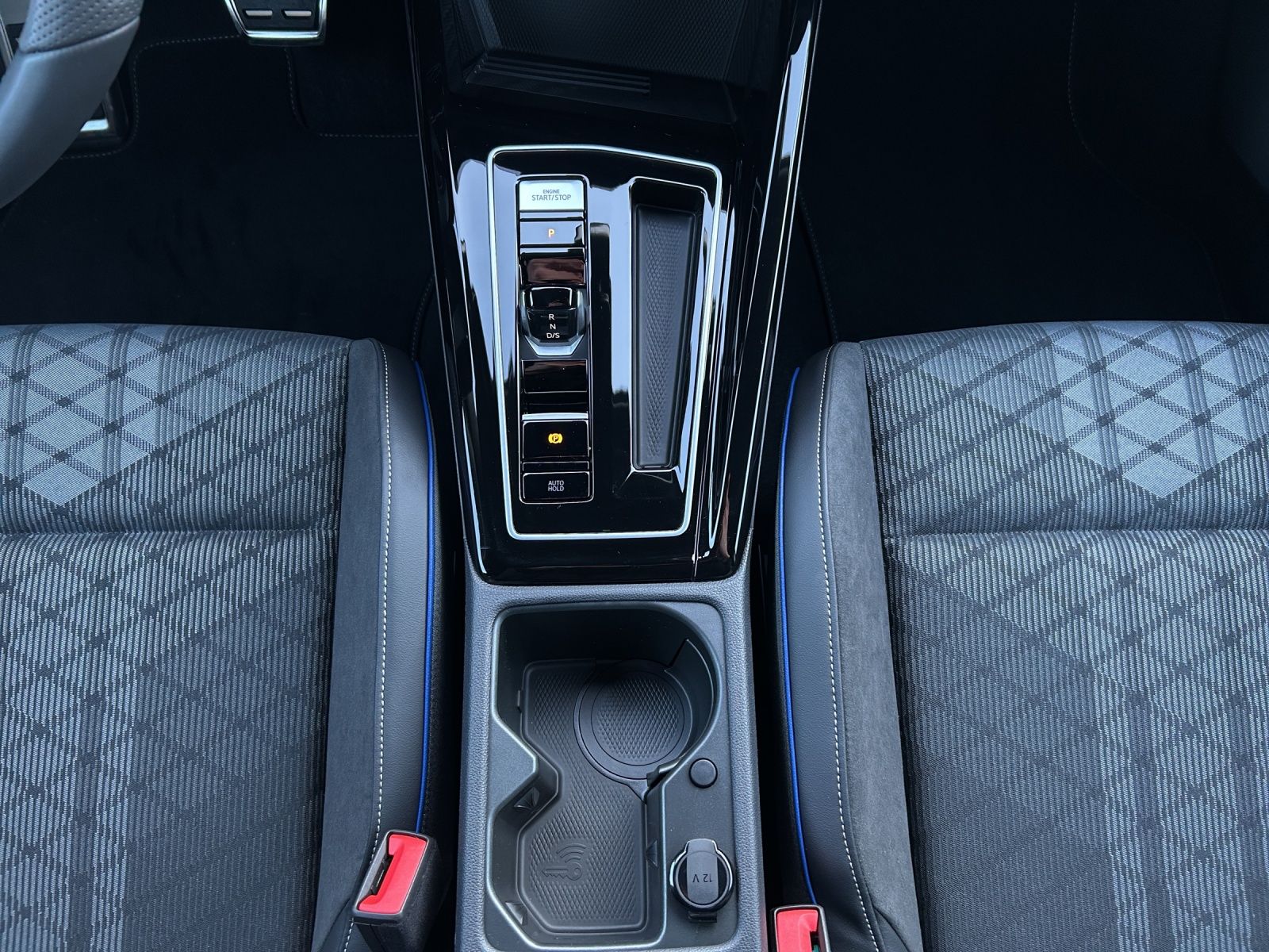 Fahrzeugabbildung Volkswagen Golf VIII Variant R-Line eTSI DSG LED+ ACC AHK S