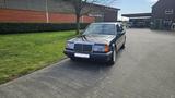 Mercedes-Benz 220E W124 - Mercedes-Benz E 220 mit Benzin-Antrieb: Limousine