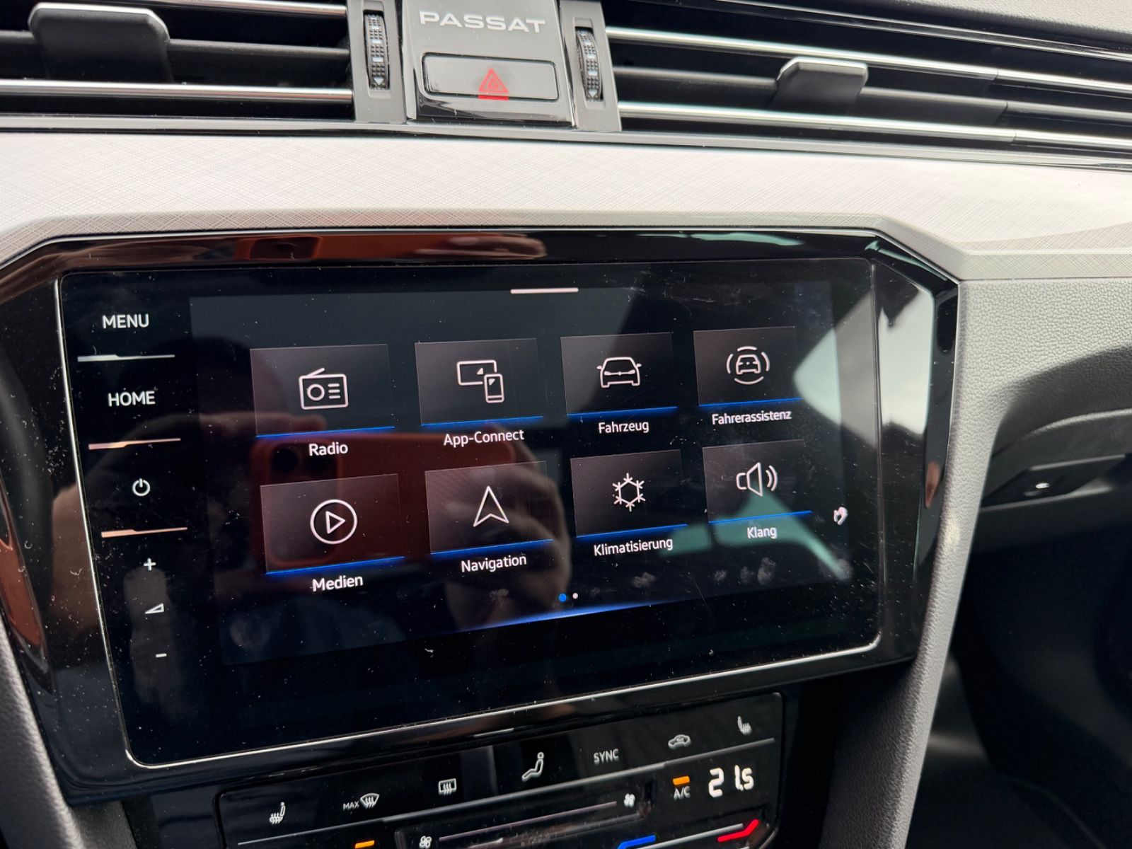 Fahrzeugabbildung Volkswagen Passat Business/AHK/Pano/LED/R-Cam/CarPlay/NAVI
