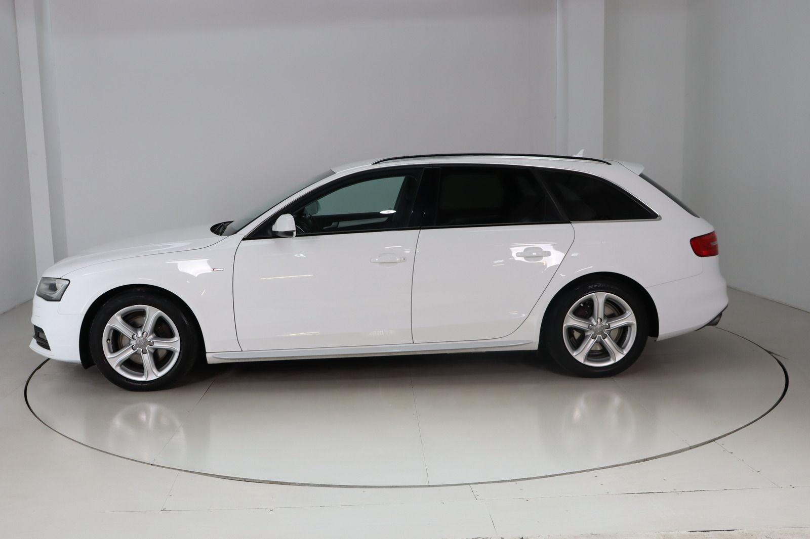 Fahrzeugabbildung Audi A4 1.8 TFSI Attraction Avant S-line * Bi-Xenon *