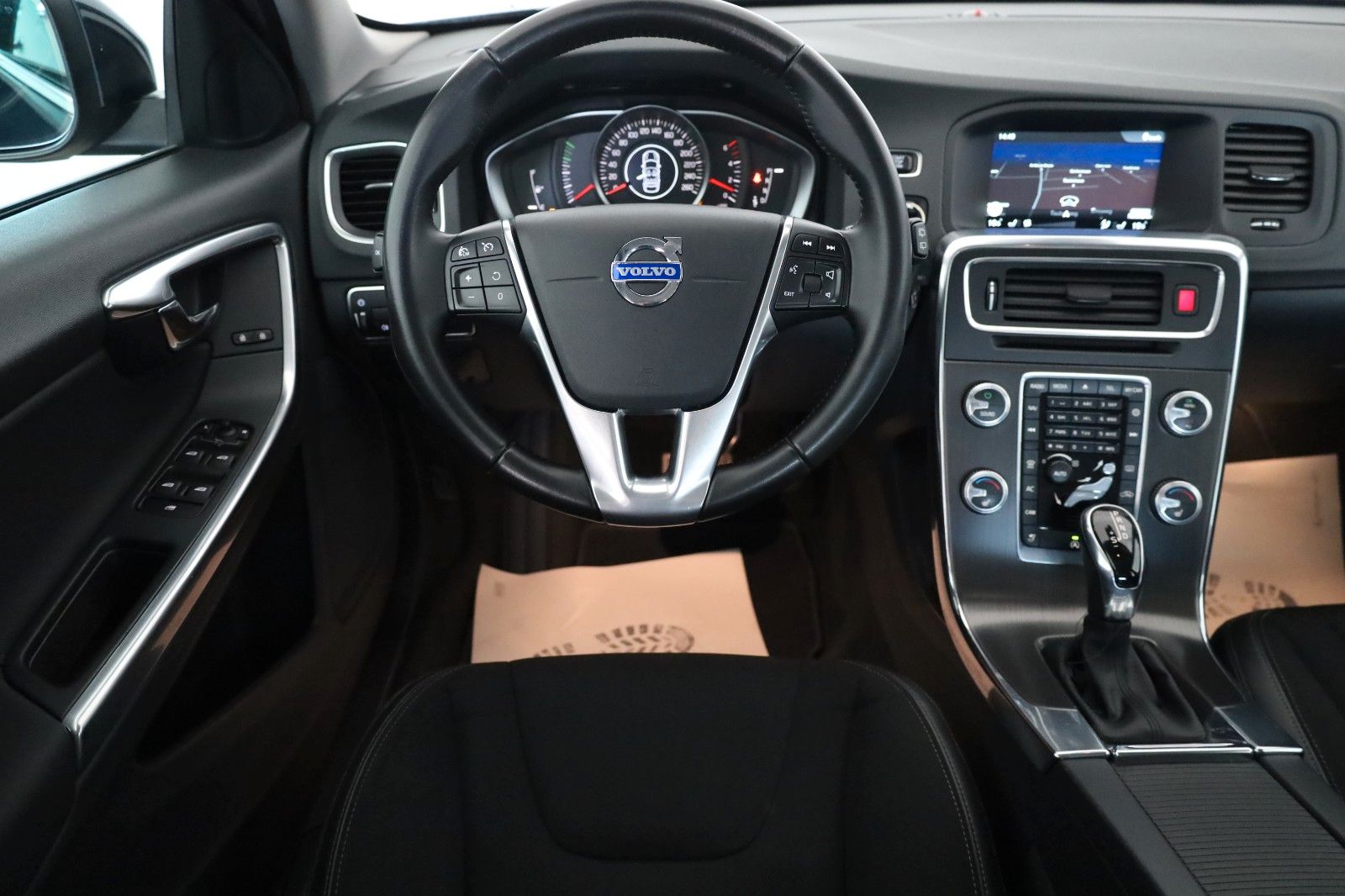 Fahrzeugabbildung Volvo V60 Kombi Momentum T.Leder,Navi,Xenon,Kamera,AHK