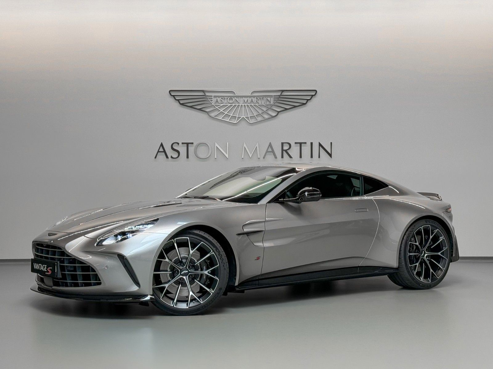 Aston Martin NEW Vantage S | Aston Martin Brussels imagem 3