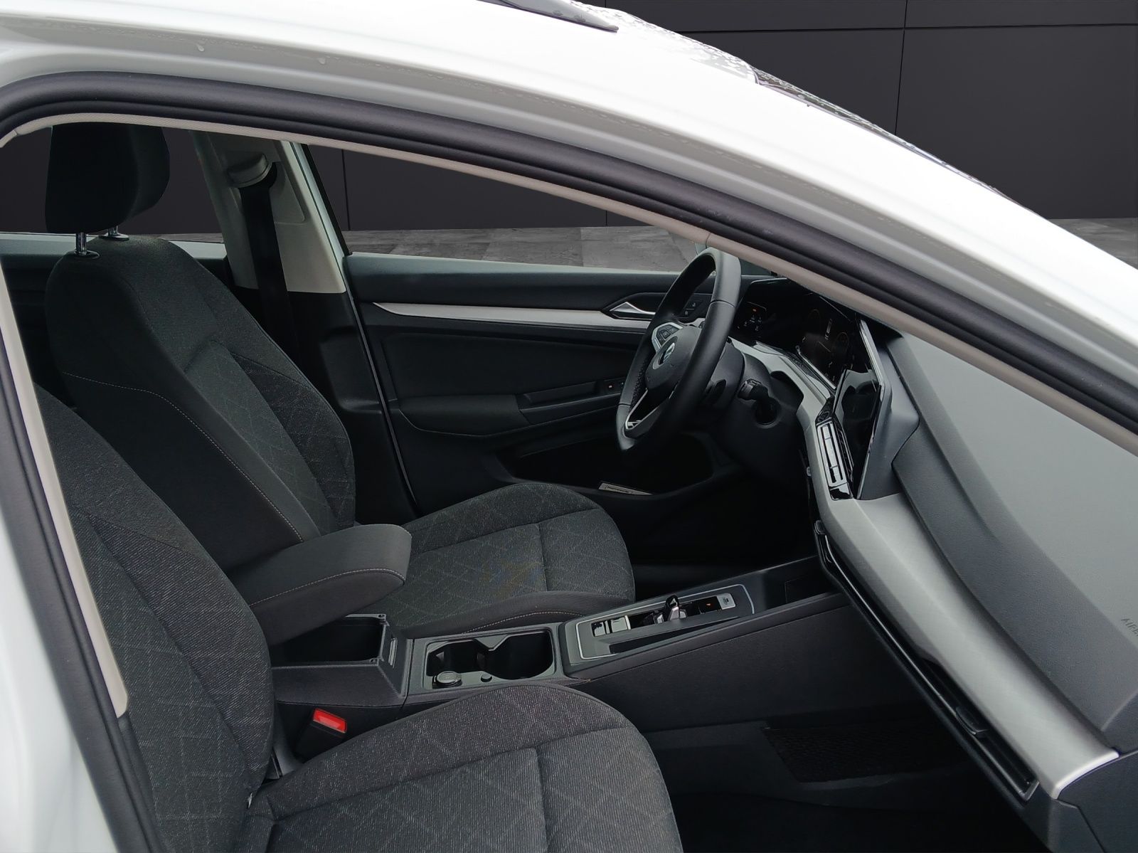 Fahrzeugabbildung Volkswagen Golf VIII Variant TDI Life DSG LED Navi AID ACC