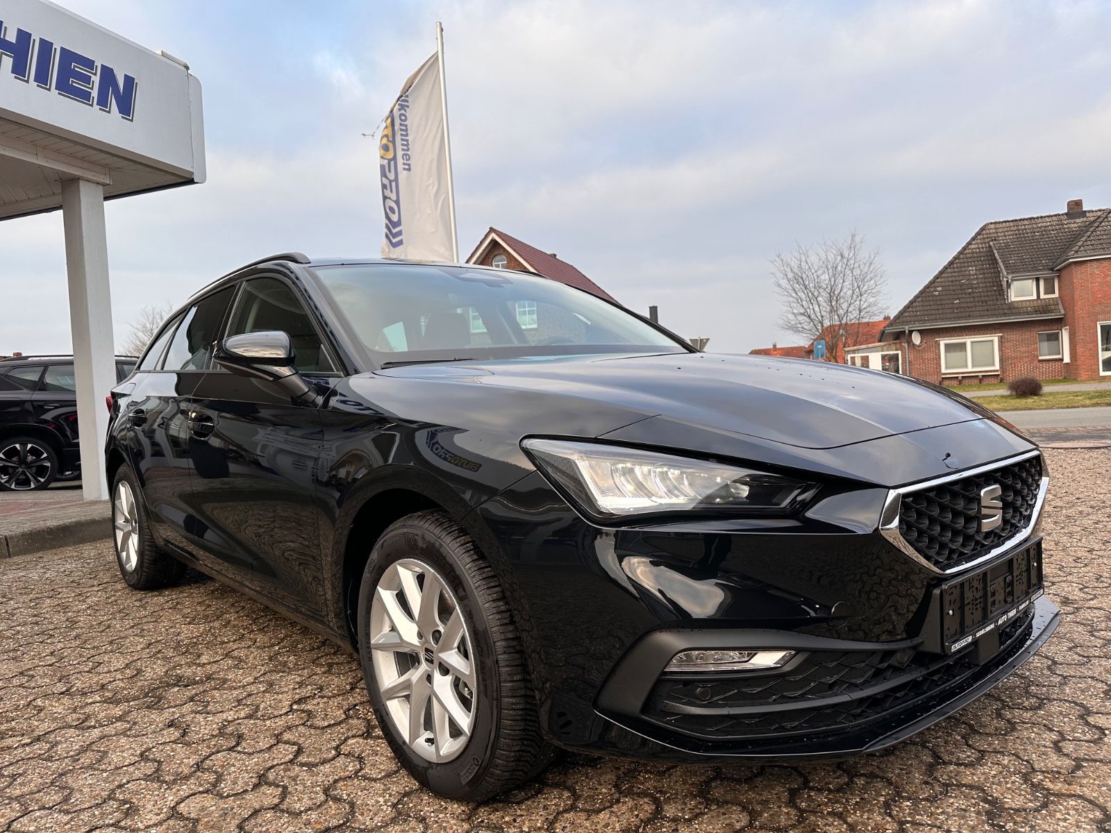 Fahrzeugabbildung SEAT Leon ST 1.5 eTSI Style DSG AHK/ACC/LED/SHZG/PDC