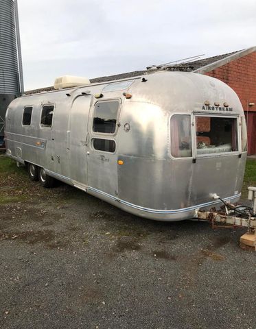 Airstream Land Yacht 31 feet  1972