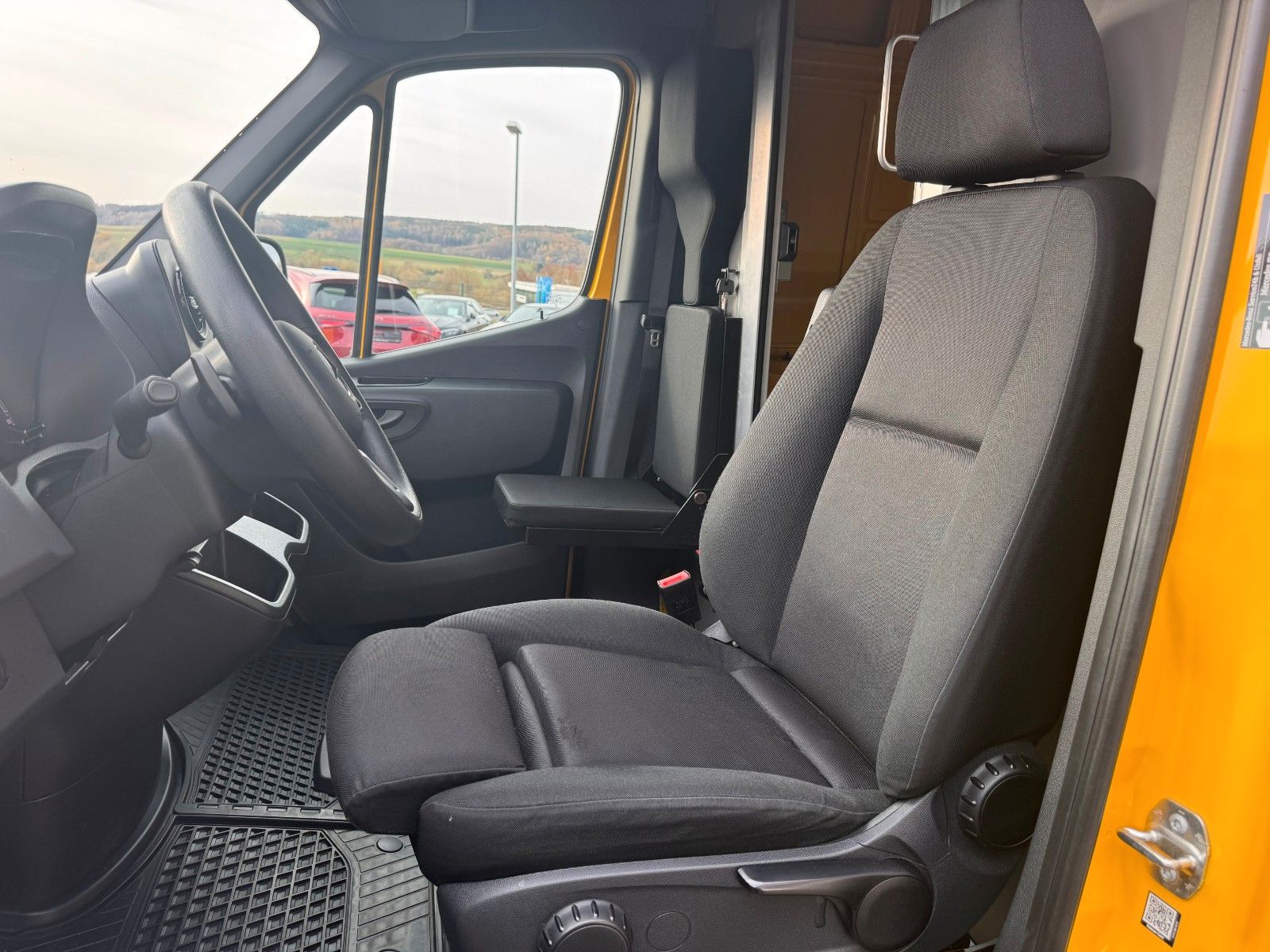 Fahrzeugabbildung Mercedes-Benz eSprinter 312 DHL Regal KEP-Ausbau