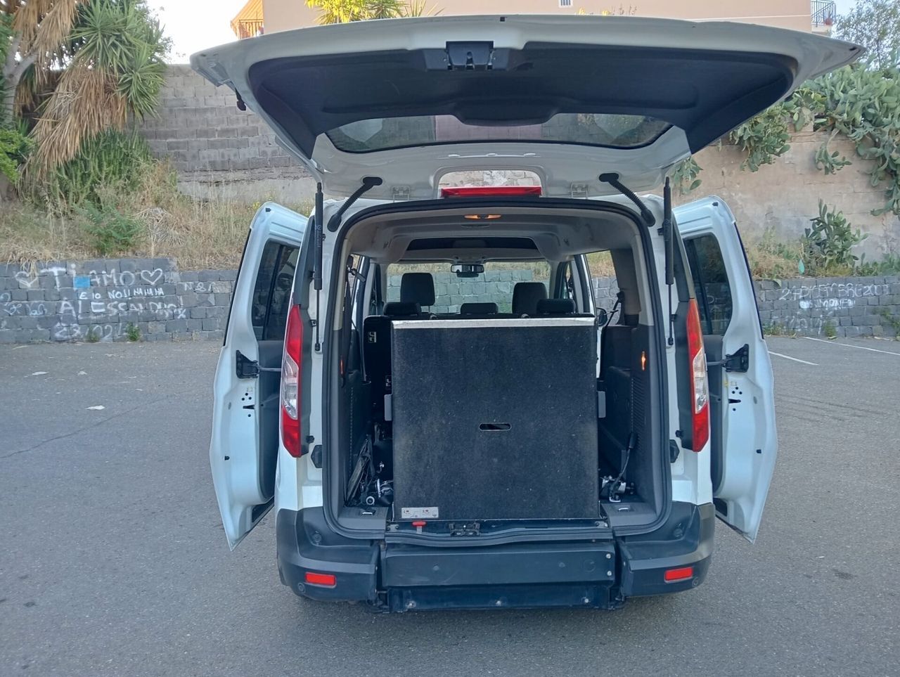 Ford Transit Connect Pianale ribassato con rampa imagem 2