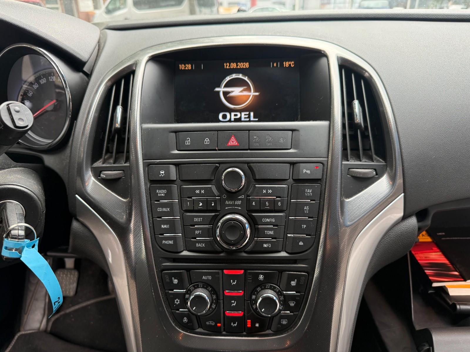 Opel Astra 2012 — photo 13