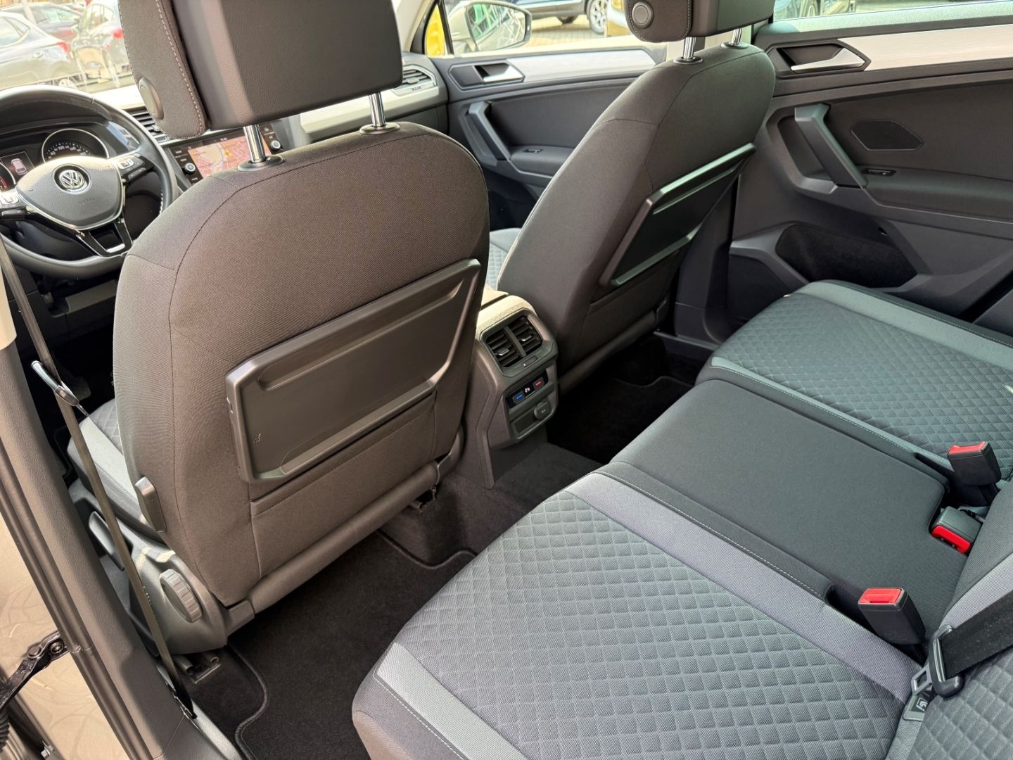 Fahrzeugabbildung Volkswagen Tiguan Comfortline ACC Navi LED PDC RFK WiPa Sic