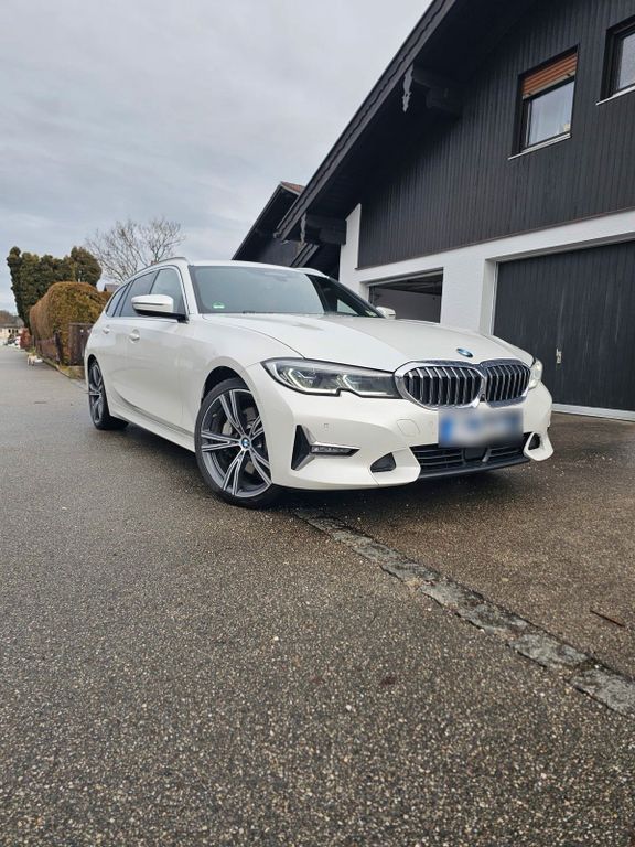 Image of BMW 330