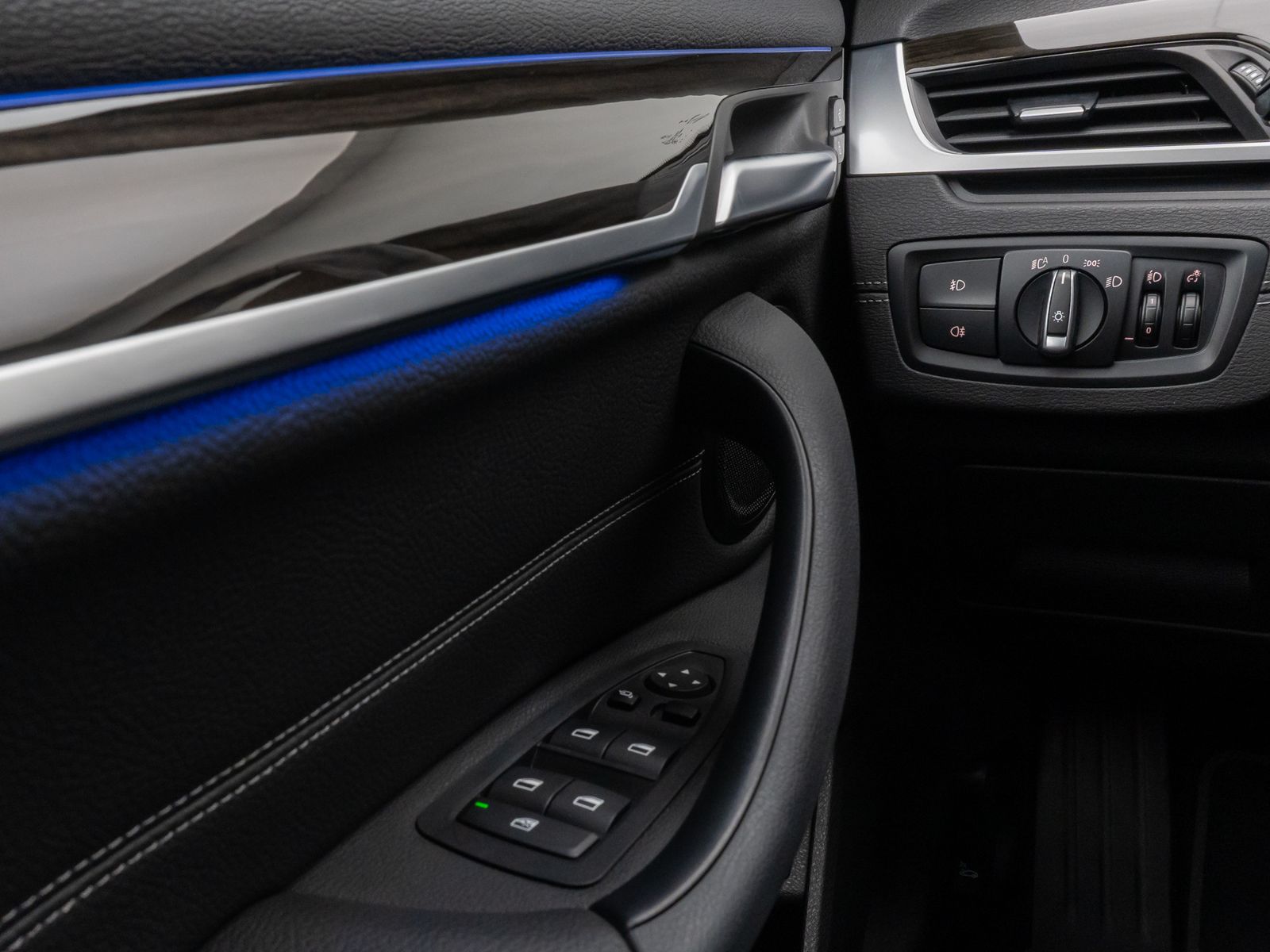 Fahrzeugabbildung BMW X1 sD20i xLine Kamera HUD DAB HiFi AHK Sport 18"