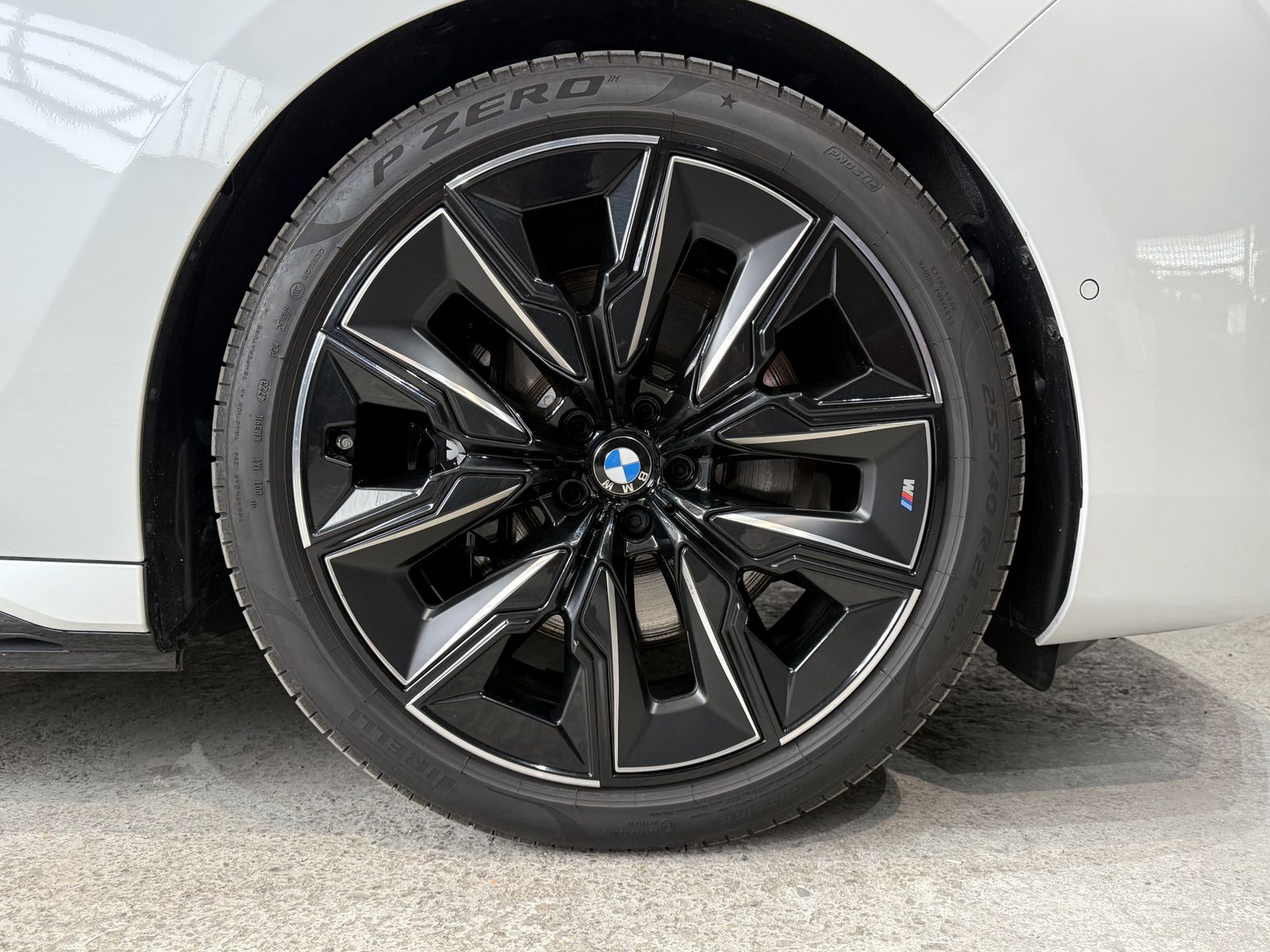 Fahrzeugabbildung BMW M760e xDrive Lounge Seating Sky Lounge M Perform