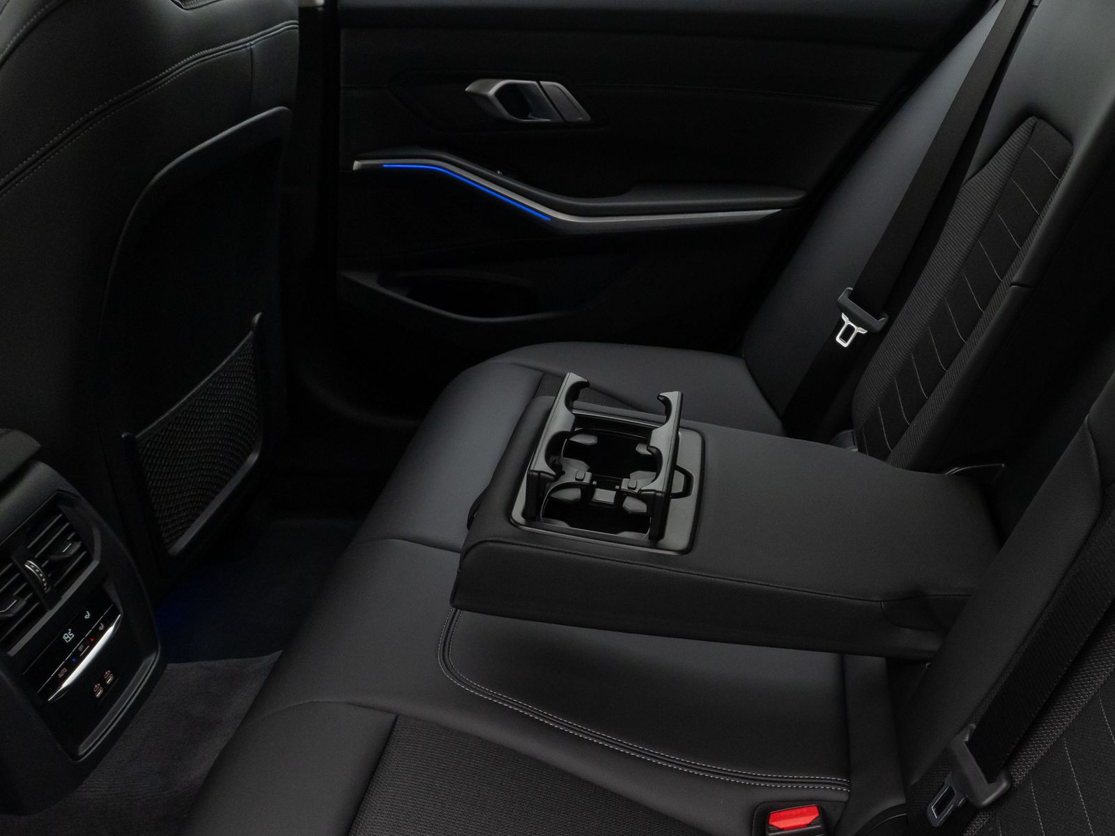 Fahrzeugabbildung BMW 320i Sport Line Alarm DAB FernlichtAss PDC LED