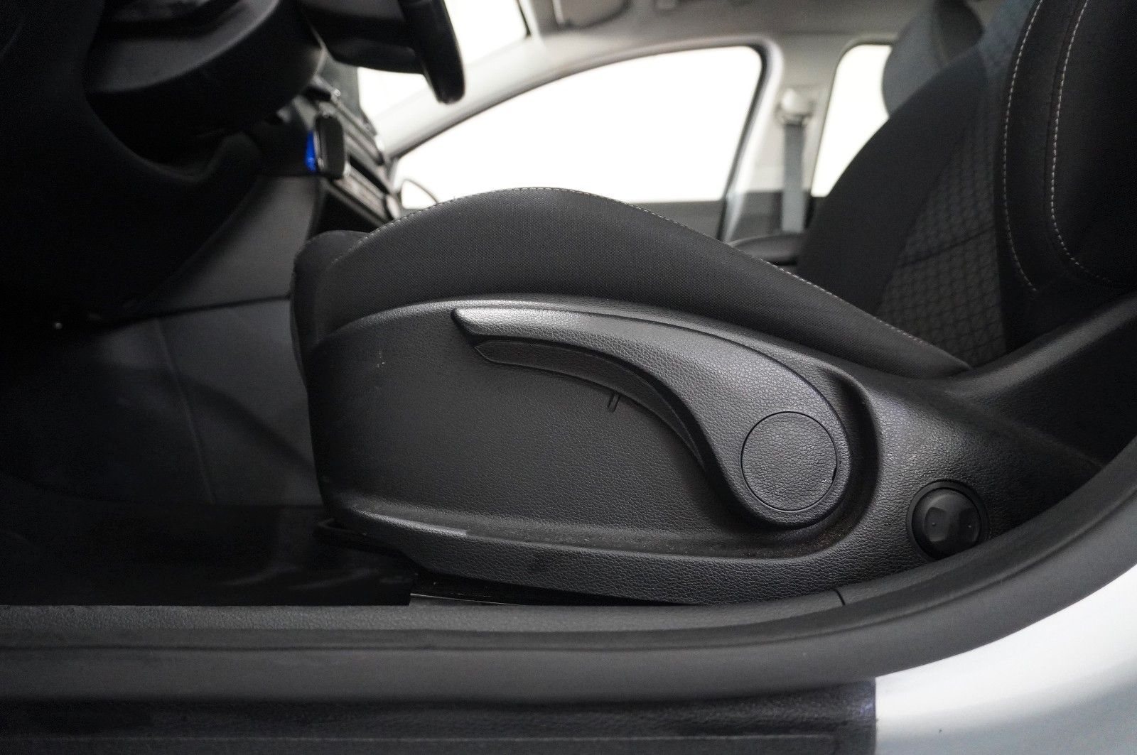 Fahrzeugabbildung Kia cee'd SW 1.6 CRDI 7-DCT DYNAMIC NAVI/LED/KAMERA