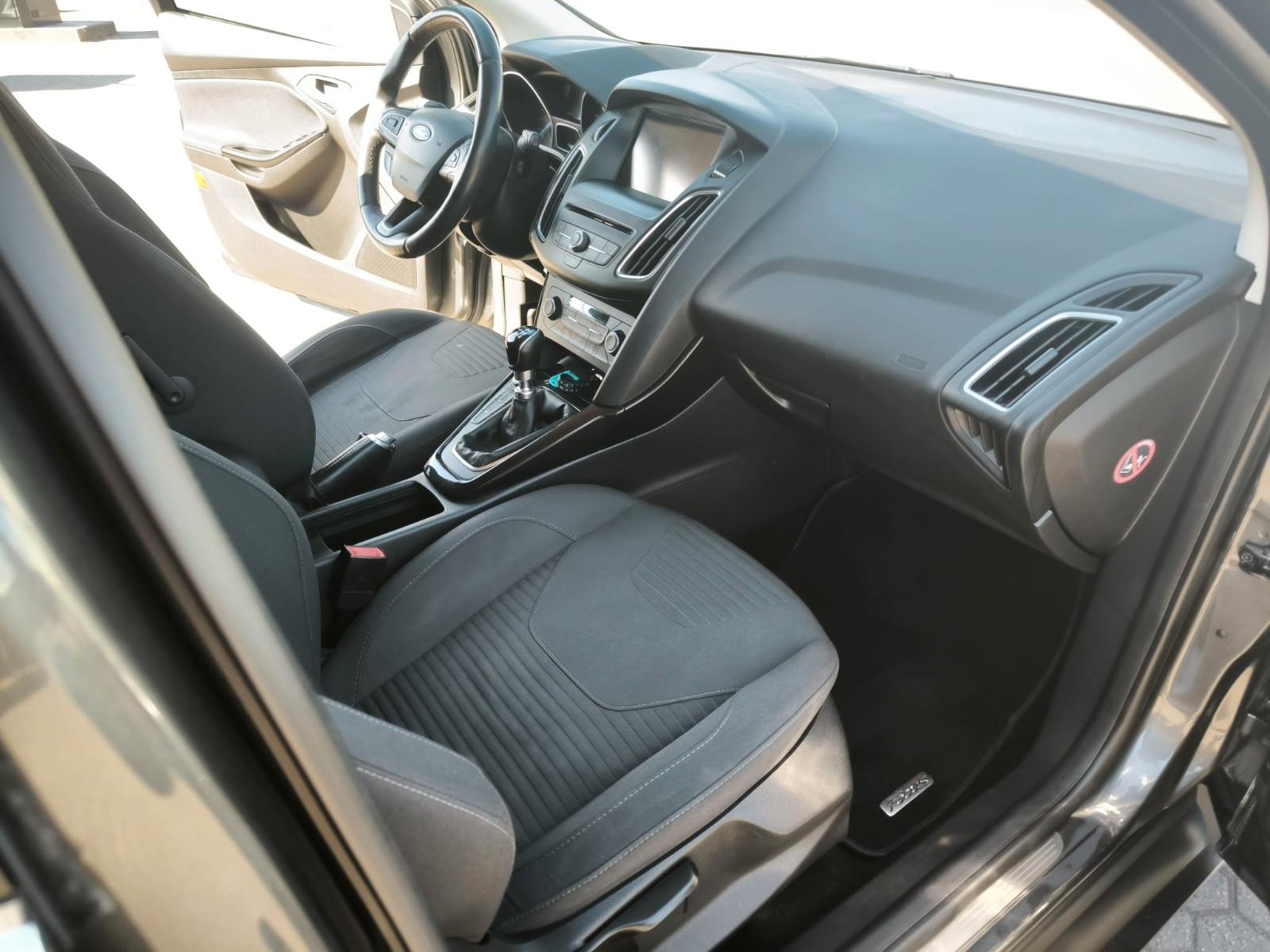 Ford Focus 2015 — салон