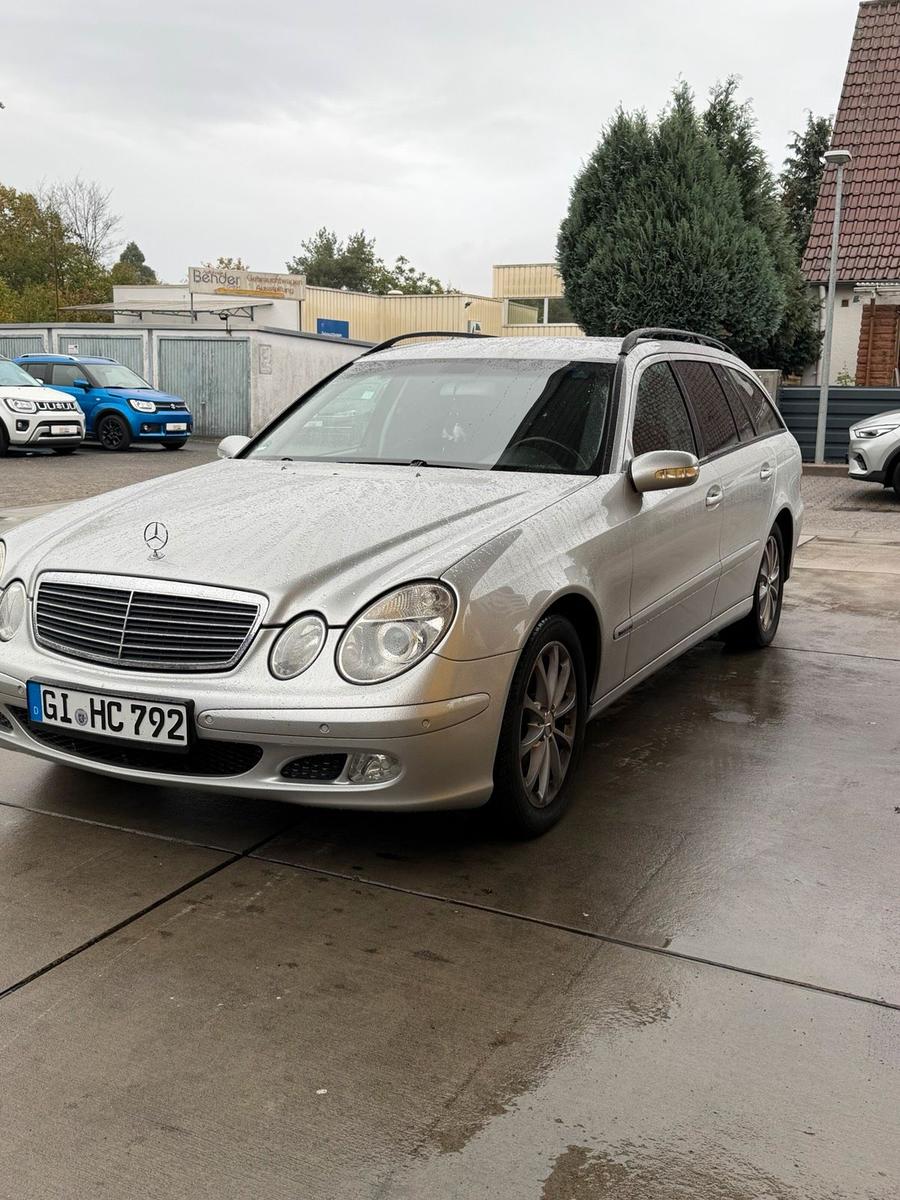 Mercedes-Benz E220 2004 — салон