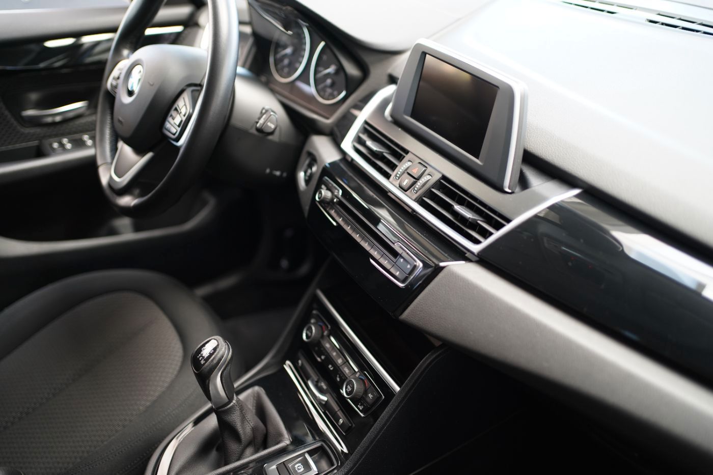 Fahrzeugabbildung BMW 218i Active Tourer Advantage KlimaA+LED+Navi+PDC