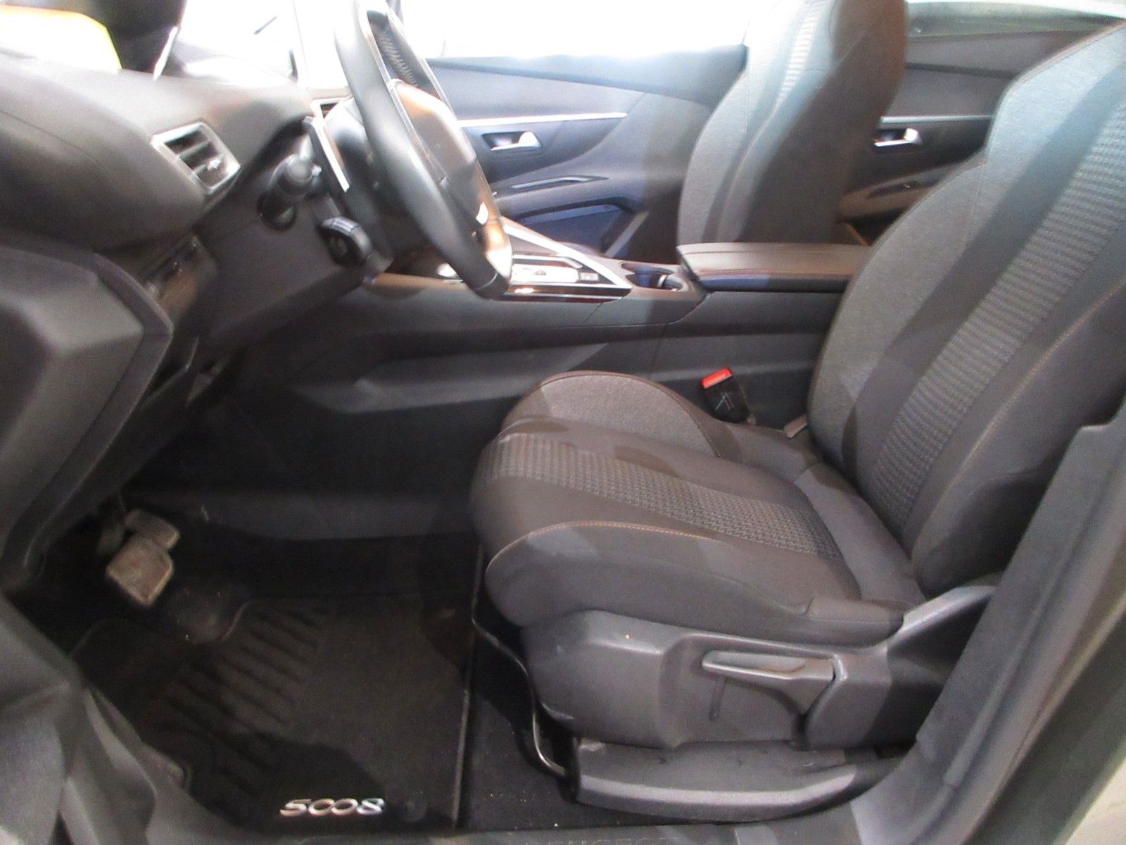 Fahrzeugabbildung Peugeot 5008 Active 1.2T LED/NAVI/PDC/TEMPOMAT