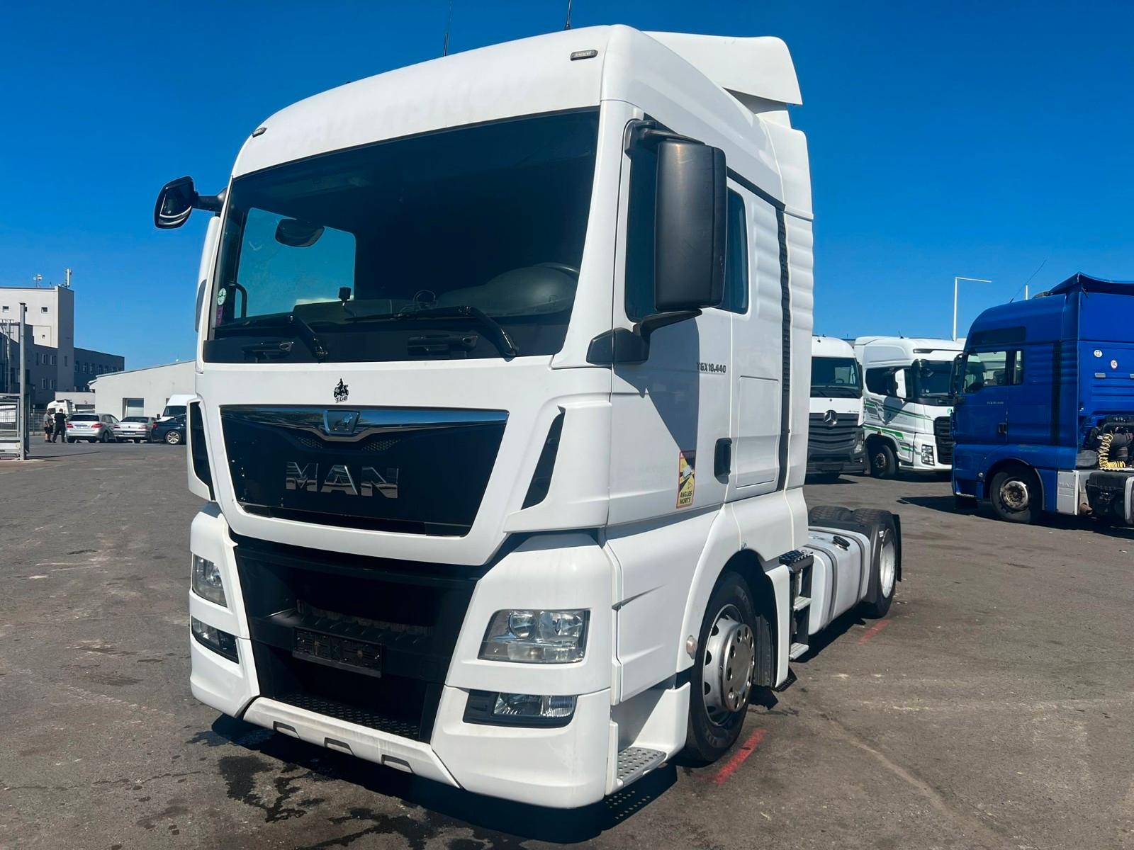 MAN TGX 18.440 LOW DECK MANUÁL EURO VI