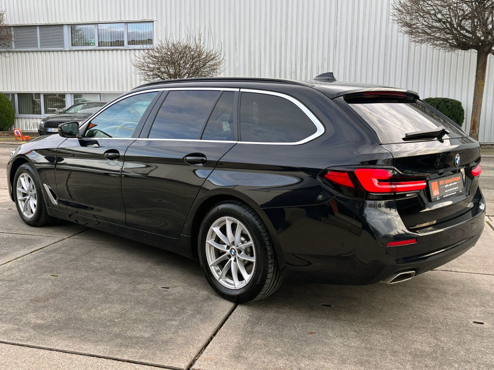 Fahrzeugabbildung BMW 520d Touring Steptr. ACC PDC KAM H&K HUD LED AHK