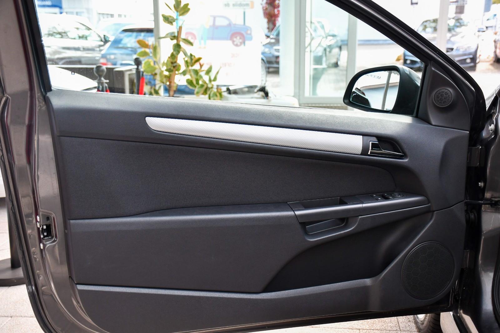 Opel Astra GTC 1.8 140 ch • Pack OPC Line • Jantes 18" • Sièges sport chauffants