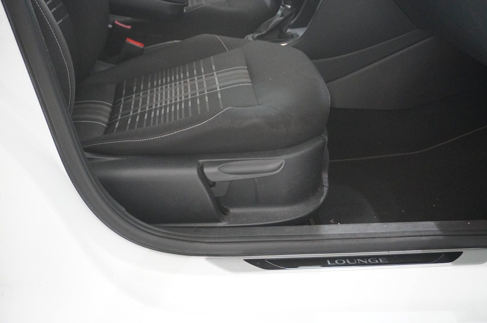 Fahrzeugabbildung Volkswagen Polo V 1.2 TSI LOUNGE DSG NAVI/KLIMA/PDC/TEMP.