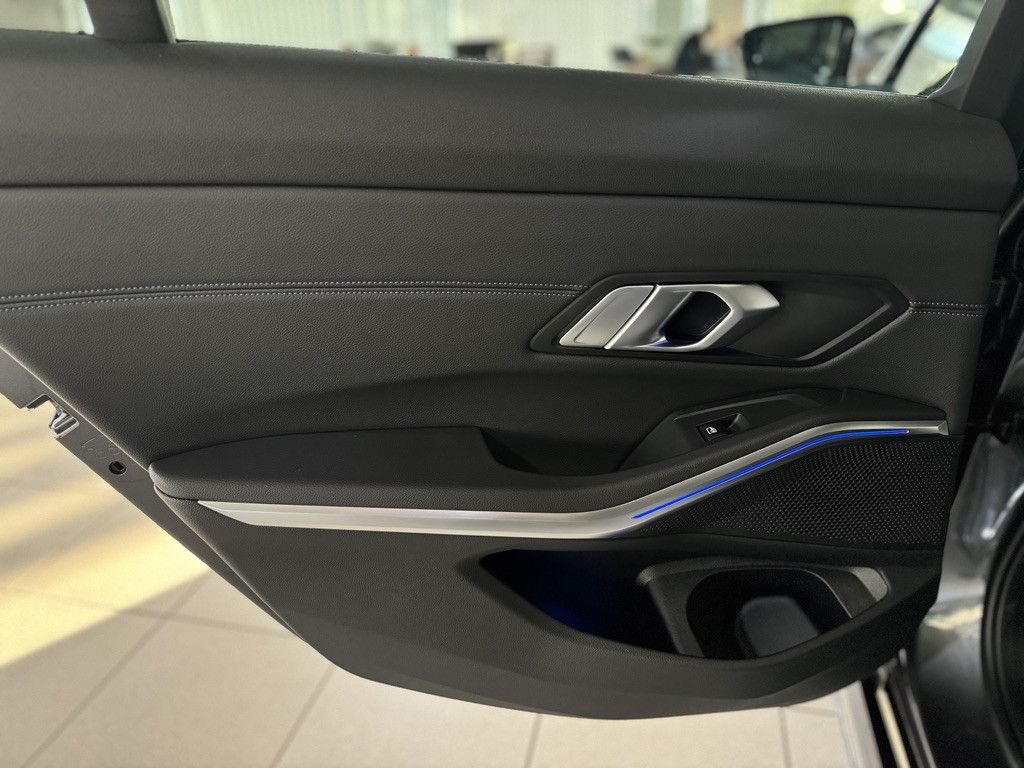 Fahrzeugabbildung BMW 330i xD M Sport Kamera Laser HUD DAB Komfort 19"