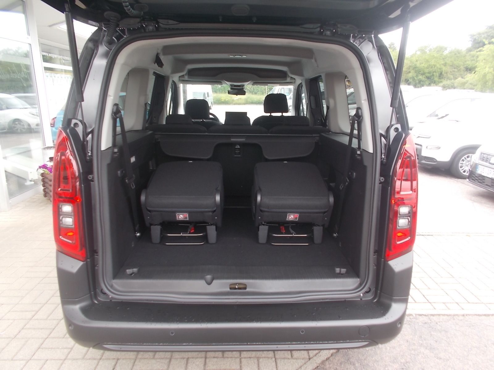 Fahrzeugabbildung Fiat Doblo Kombi 1.5 HDi 130 Automatik + 7 Sitzer