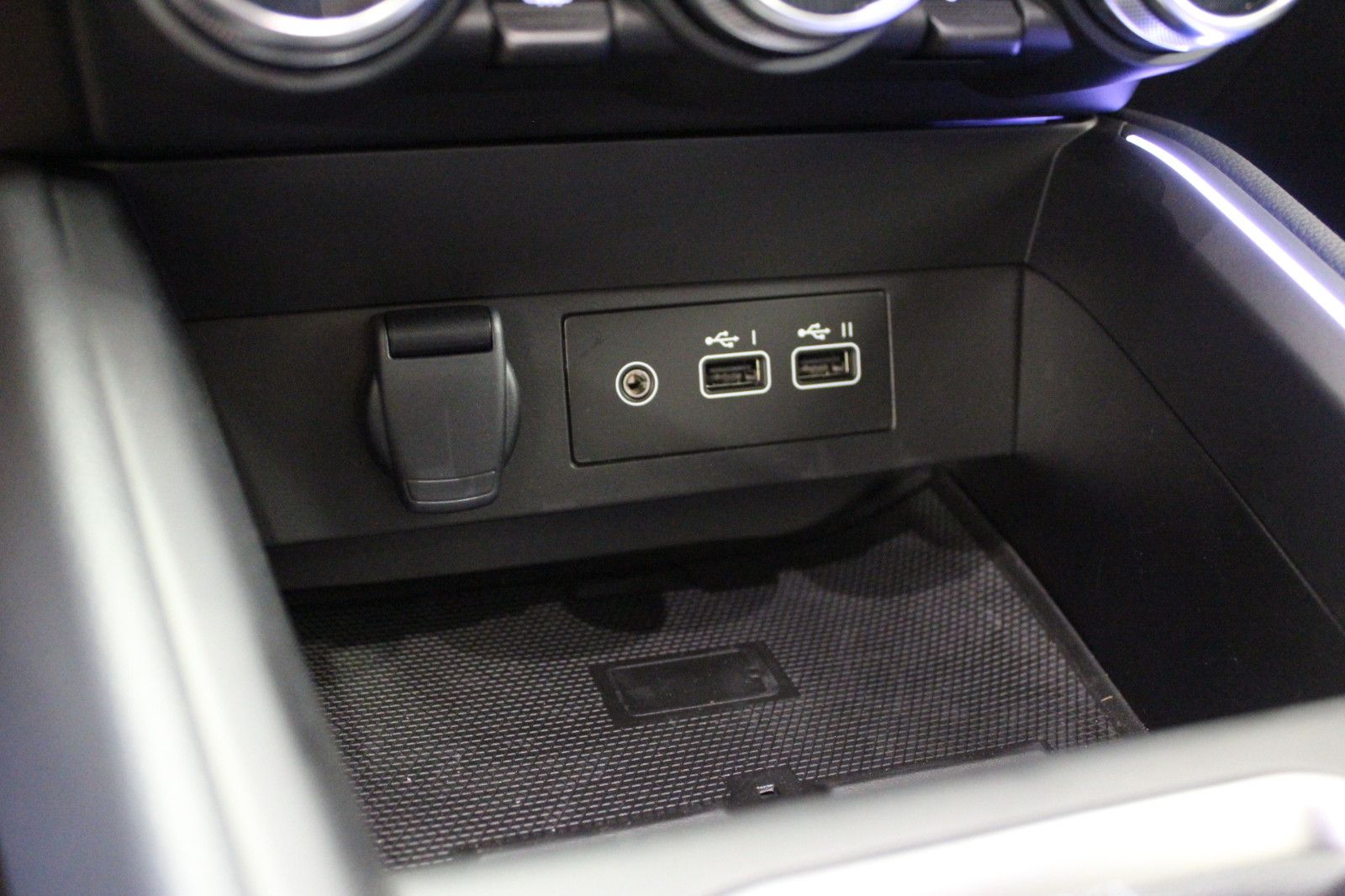 Fahrzeugabbildung Renault Clio TCe 90 Techno *Look-Paket*Winter-Paket*Bose