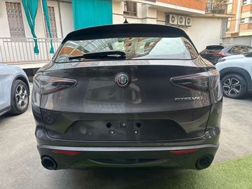 Alfa-Romeo Stelvio - 5