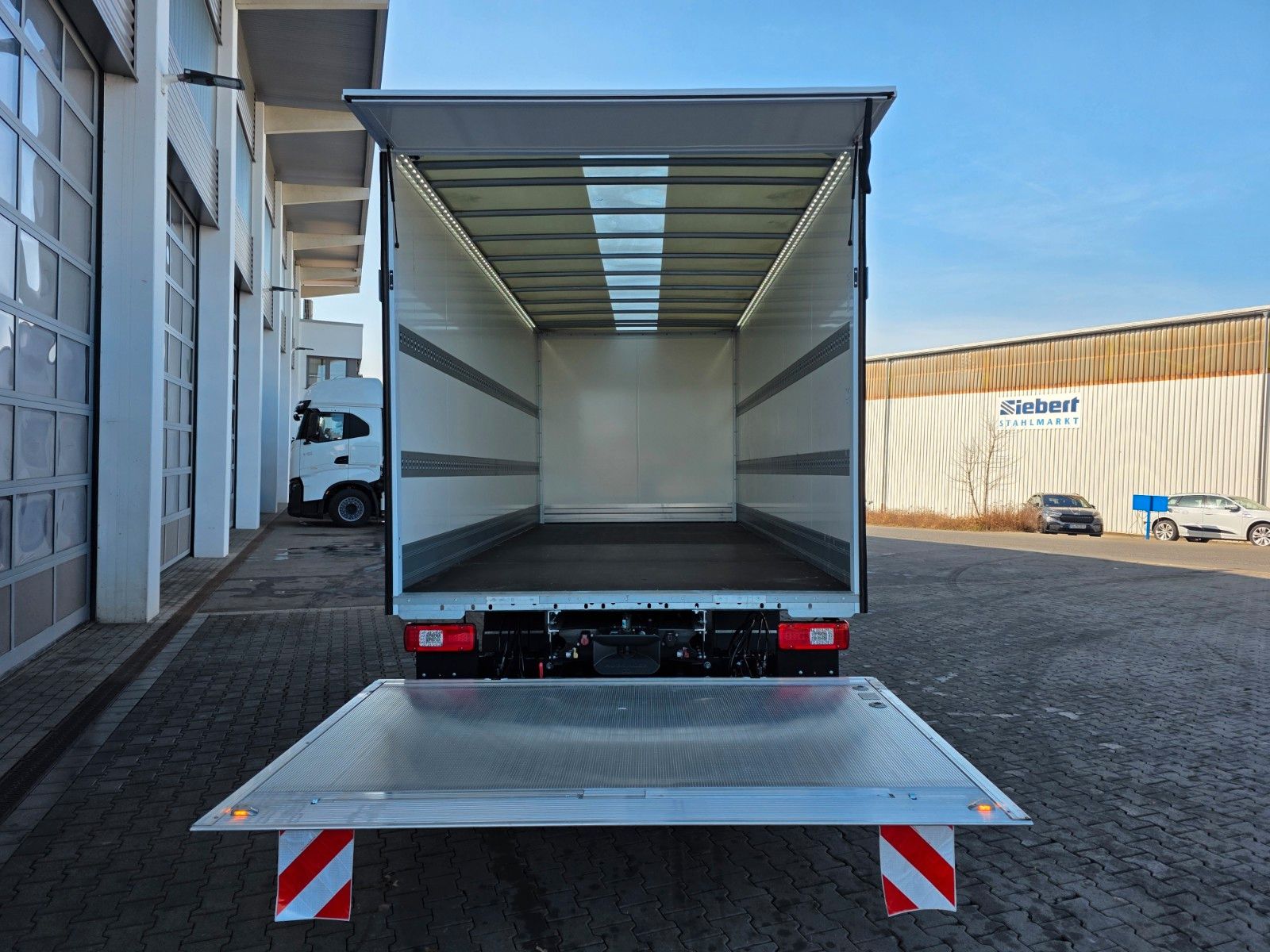 Fahrzeugabbildung Iveco Eurocargo 80E21 Koffer LBW