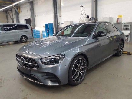 Fahrzeugabbildung Mercedes-Benz E 220d AMG+Pano+Burm+Distr+HUD+RFK+MultiB