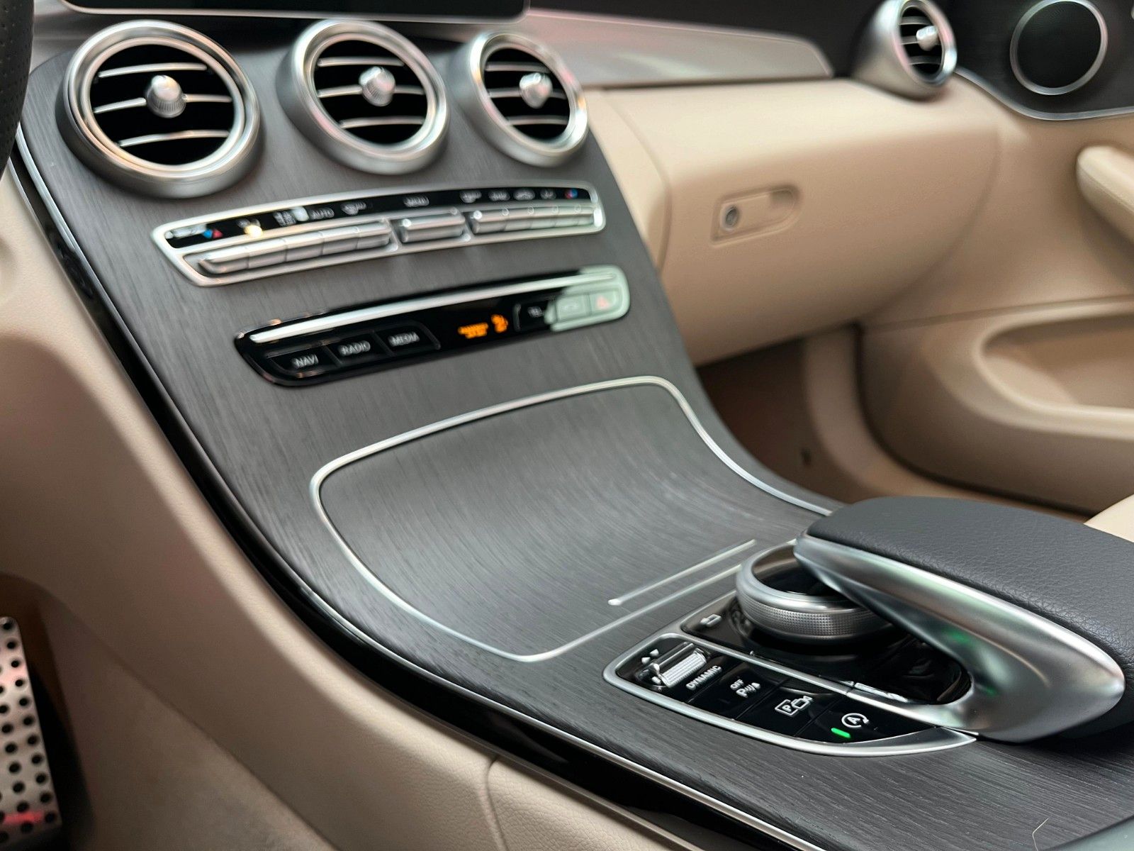 Fahrzeugabbildung Mercedes-Benz C 200 Cabrio AMG-Line*Airscarf*Park-Paket*