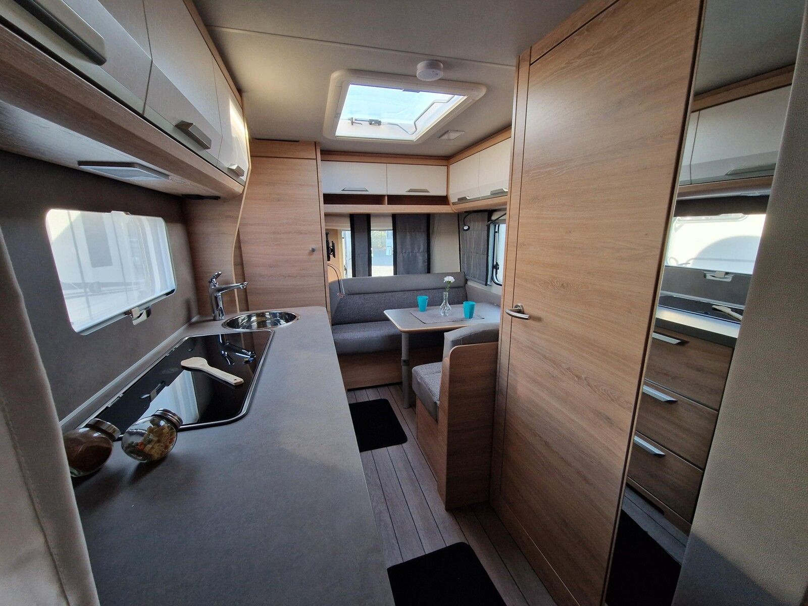 Fahrzeugabbildung Knaus Südwind 420 QD Black Selection