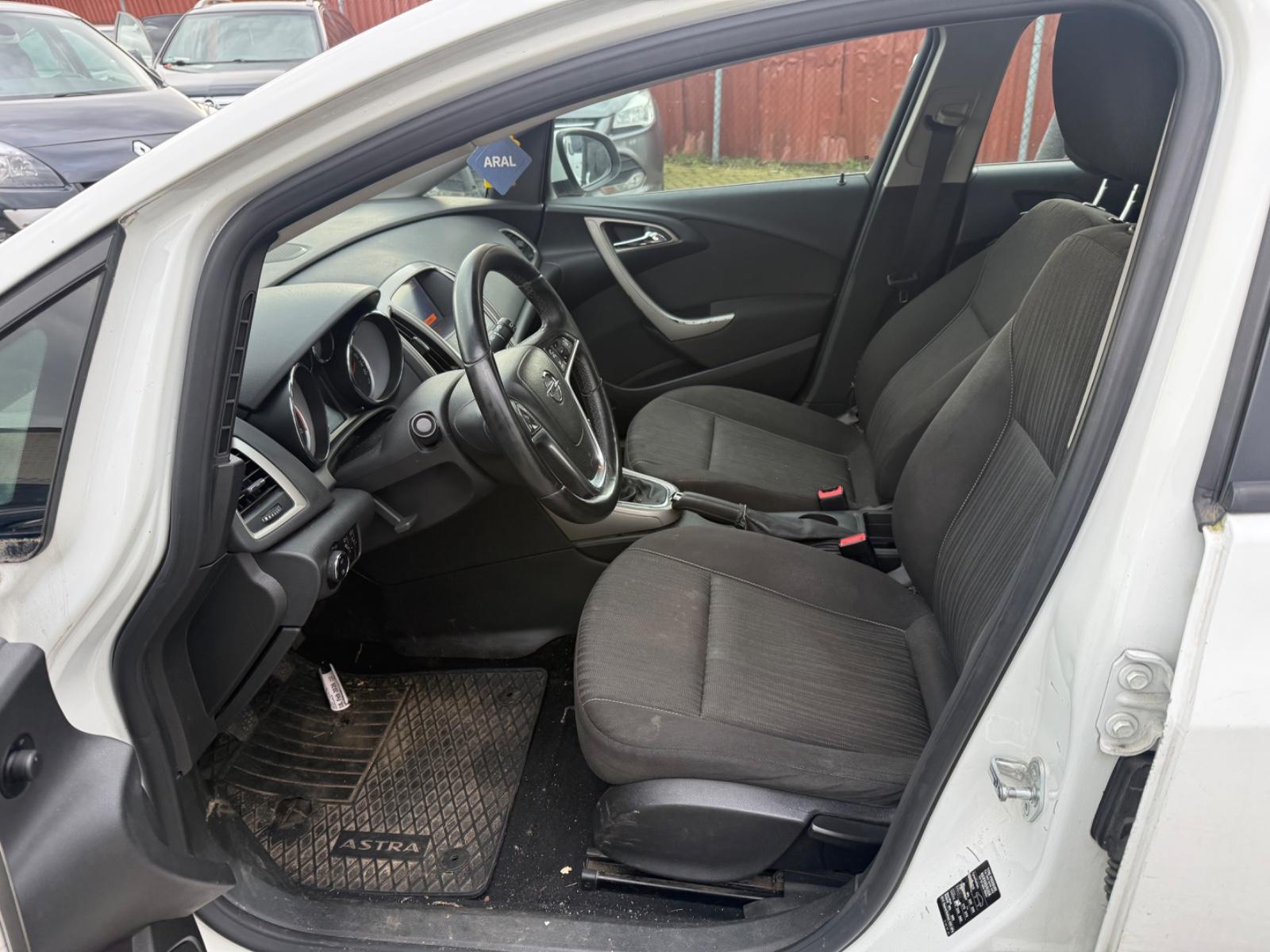 Opel Astra 2012 — photo 11