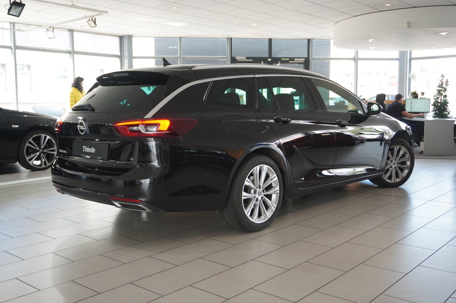 Fahrzeugabbildung Opel Insignia B ST 2.0D ELEGANCE 4X4 NAVI/HUD/BOSE/AH
